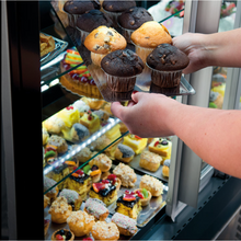 Görseli Galeri görüntüleyiciye yükleyin, TECNODOM - EVO 240 V - Vitrine de pâtisserie réfrigérée 2,4 m
