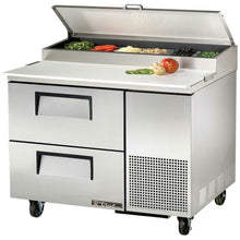 Lade das Bild in den Galerie-Viewer, TRUE REFRIGERATION - Table à pizza 6 x GN 1/3 - 2 tiroirs - American style
